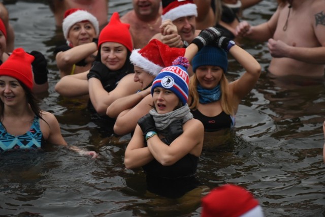 Dzisiaj (22.12) Toruńskie Morsy spotkały się nad jeziorem w Zalesiu, by uczcić nadchodzące święta Bożego Narodzenia. Były czapki gwiazdora oraz dzielenie się opłatkiem. Zobaczcie, jak było!

Zobacz także: Karma zamiast fajerwerków. Grupka przyjaciół chciała pomóc schronisku. Zrobiło się z tego wielkie przedsięwzięcie


NowosciTorun  
