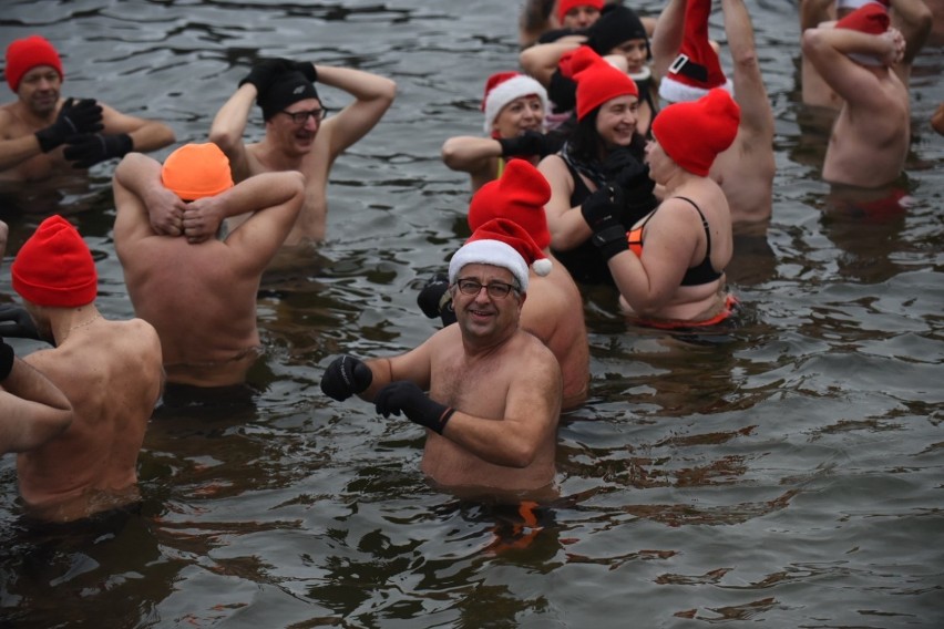 Dzisiaj (22.12) Toruńskie Morsy spotkały się nad jeziorem w...