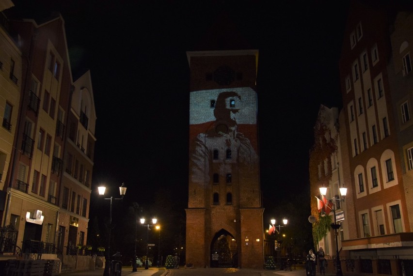 Święto Niepodległości. Brama Targowa w Elblągu zyskała okolicznościową iluminację