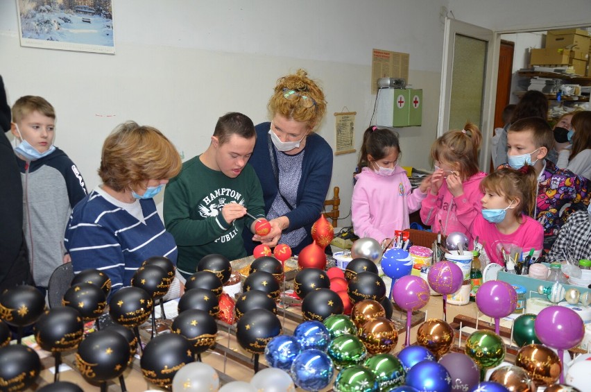 Uczniowie SOSW w Sławnie odwiedzili fabrykę bombek w Koszalinie [zdjęcia]