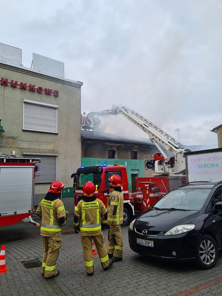 Pożar przy Rynku w Lublińcu. Strażacy gaszą ogień z...