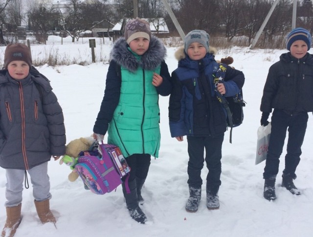 Szkolne przybory i zabawki trafiły do polskich dzieci na Kresach