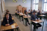 Egzamin gimnazjalny w Rybniku 2017: Młodzież potrafi żartować [ZDJĘCIA]