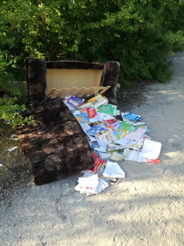 Mieszkaniec wyrzucał śmieci, bo... "myślał, że jest tutaj zbiórka makulatury"