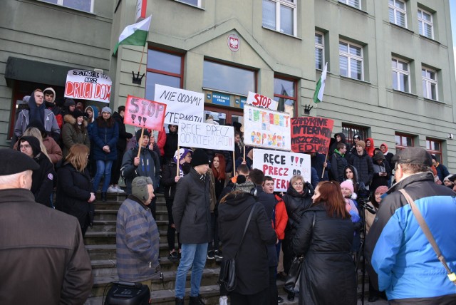 Poniedziałkowy protest przeciw likwidacji internatów odbył się przed budynkiem Urzędu Miasta Chełm.