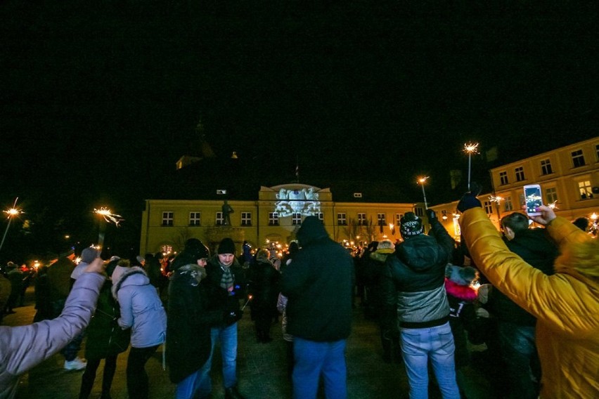 Darłowo solidarne z Gdańskiem. Odpalili światełko do nieba [ZDJĘCIA]