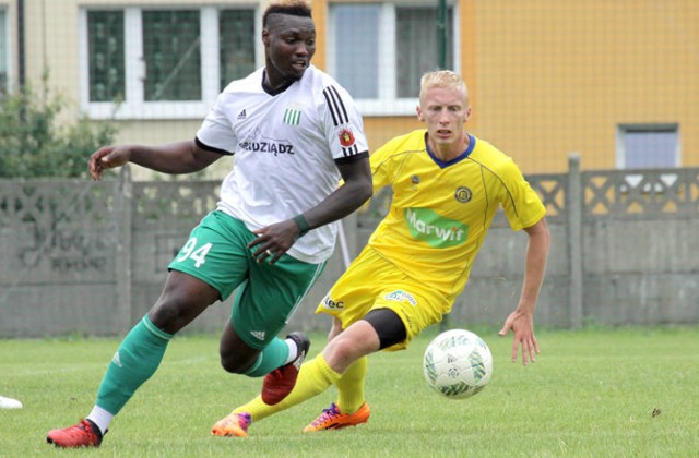 Eusébio Bancessi (z lewej) był testowany przez Olimpię od kilku dni. W sobotę zagrał w sparingu z Elaną Toruń.