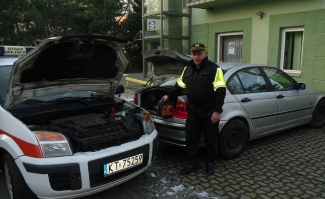 Strażnicy miejscy w Tarnowie mają na wyposażeniu cztery takie urządzenia, które umożliwiają rozruch silnika samochodu w czasie dużych mrozów i spadku mocy akumulatora