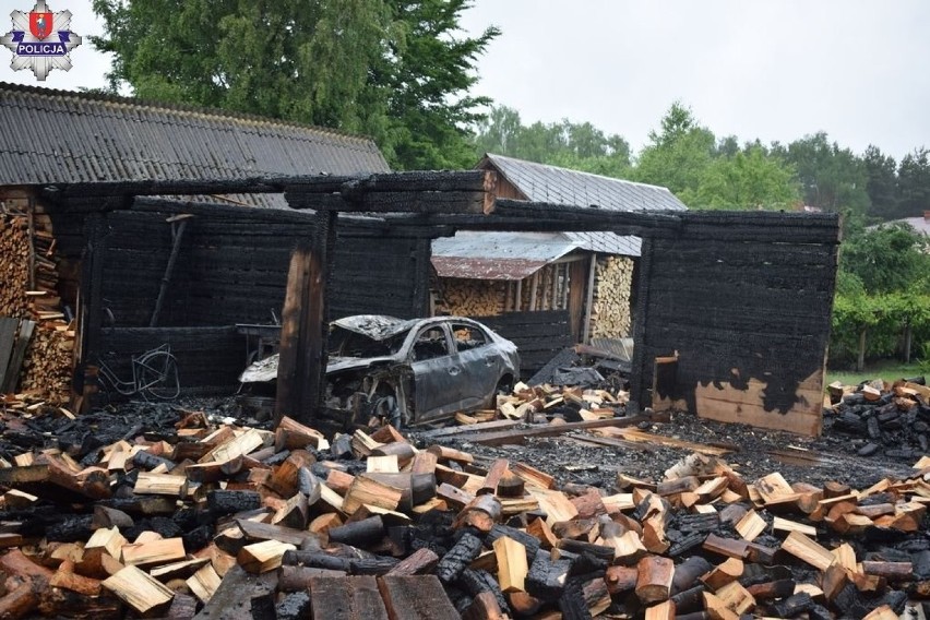 Pożar stodoły w powiecie zamojskim. Spłonął nie tylko budynek, ale i samochód. Wartość strat sięga 65 tys. zł