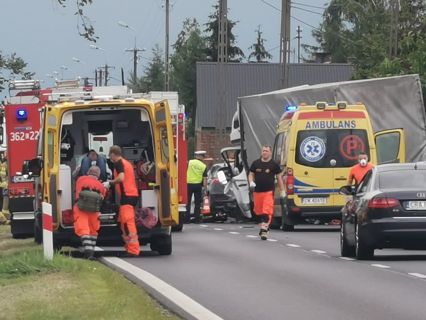 Poważny wypadek w gminie Włocławek. Trzy osoby ranne w czołowym zderzeniu samochodów [zdjęcia]