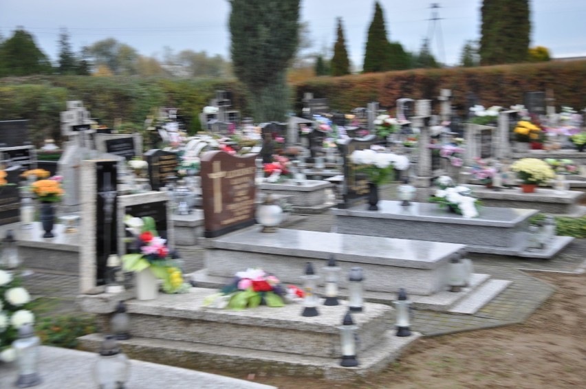 Cmentarz komunalny 2 listopada 2020 roku. Pleszewianie mogą już odwiedzać groby bliskich