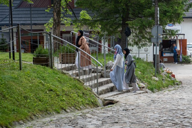 Goście z Półwyspu Arabskiego są widoczni w Zakopanem - głównie za sprawą swojego stroju. Na zdjęciu arabskie turystki w Kuźnicach