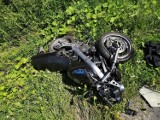 Wypadek koło Tarnowa z udziałem motocyklisty i ciężarówki, kierowca jednośladu trafił z obrażeniami ciała do szpitala. Zobacz zdjęcia
