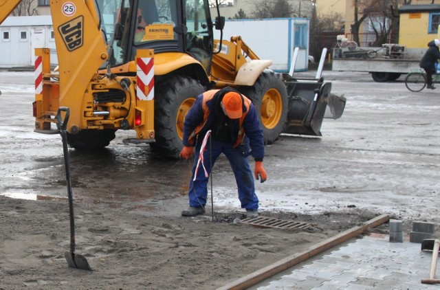 Ekipa remontowa z firmy „Drogtom” wyrównuje plac przy ul. Kaliskiej i układa kostkę brukową.