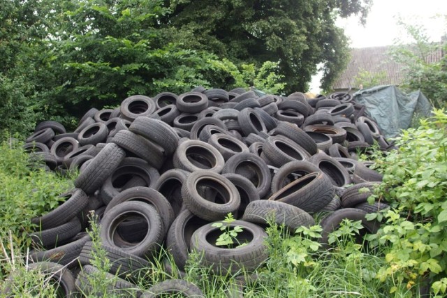 29 czerwca policjanci z komisariatu w Gniewkowie uzyskali informację o istnieniu nielegalnego składowiska z odpadami