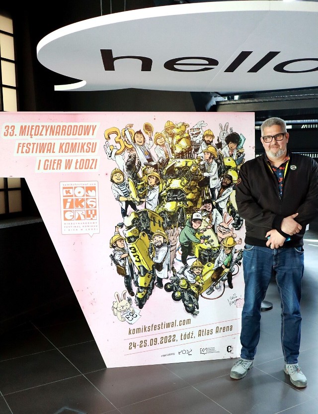 Adam Radoń prezentuje plakat festiwalowy