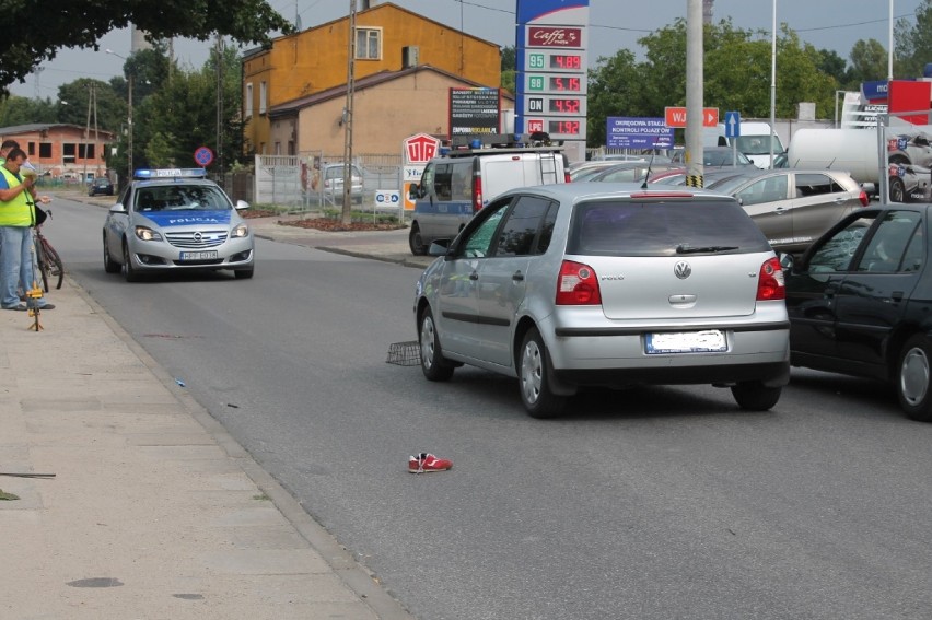 Wypadek na ul. Głównej w Tomaszowie: 10-letni rowerzysta pod kołami samochodu [ZDJĘCIA]
