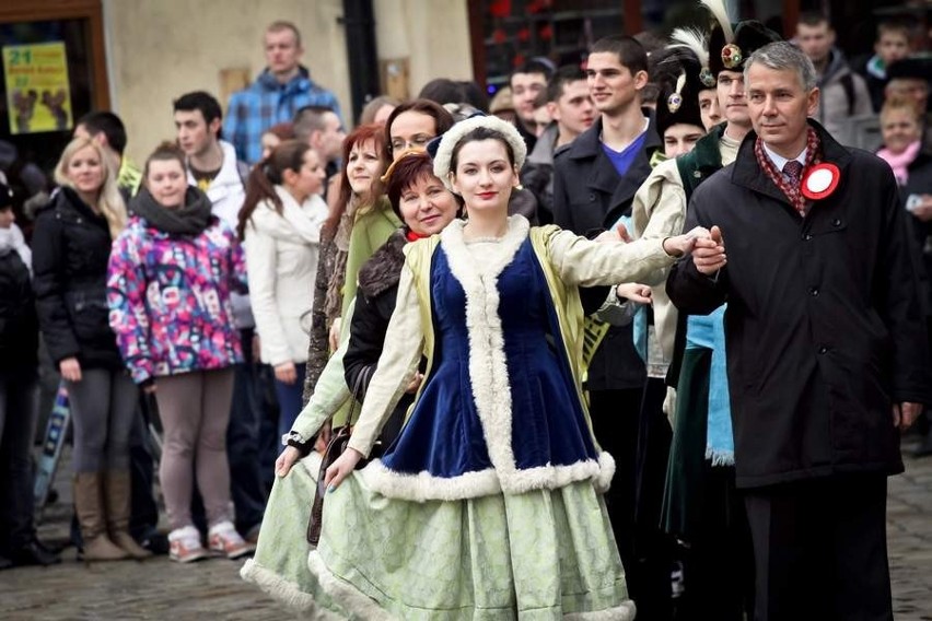 Polonez maturzystów na Rynku (FOTO)