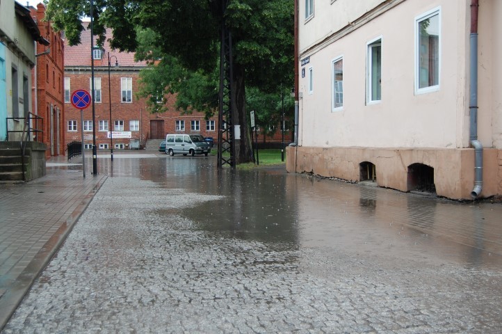 Wypompowywanie wody z zalanych ulic Nowego Dworu Gdańskiego