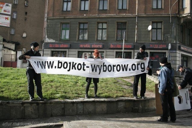 Poznań, happening-bojkotuj wybory. Pierwsze przygotowania do akcji. foto Artur Markiewicz