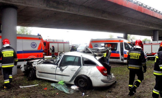 Renault laguna spadł z estakady na al. Włókniarzy w Łodzi