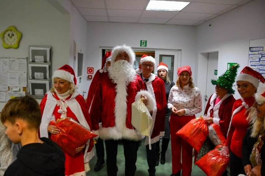 Samorządowi Mikołaje odwiedzili dzieci przebywające w...