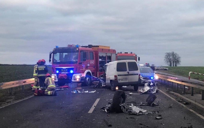 Wypadek na trasie 196. Między Wągrowcem a Skokami zderzyły się dwa samochody  [ZDJĘCIA]