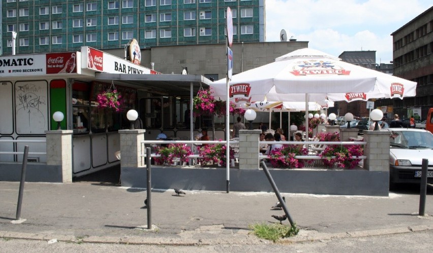 Słynny bar Gastromatic obok Supersamu, za nim hotel Silesia