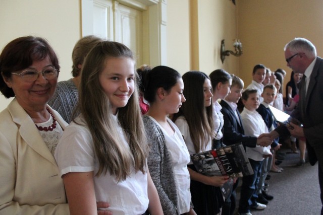 Najlepsi uczniowie szkół podstawowych i gimnazjów w Tomaszowie odebrali nagrody od władz miasta