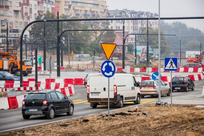 Na rondzie Kujawskim (przy centrum handlowym) w miejscu...