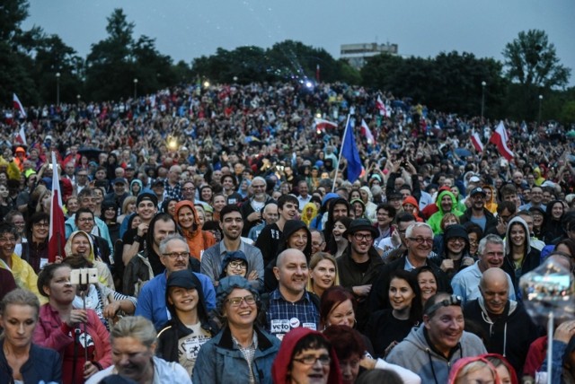 Ósmy Łańcuch Światła w Poznaniu. "Siła w narodzie!"