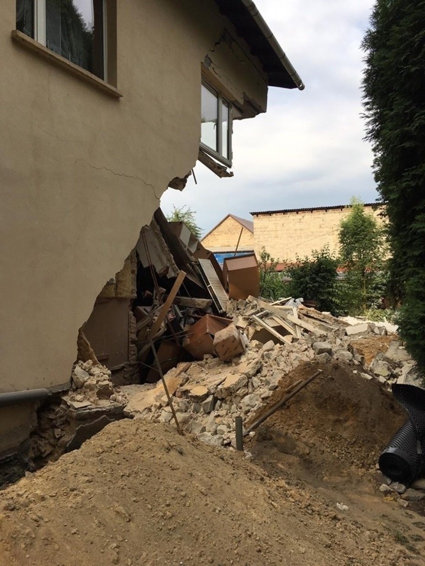 Zawaliła się ściana domu w Ożarowicach. Mężczyzna z łóżkiem spadł na parter