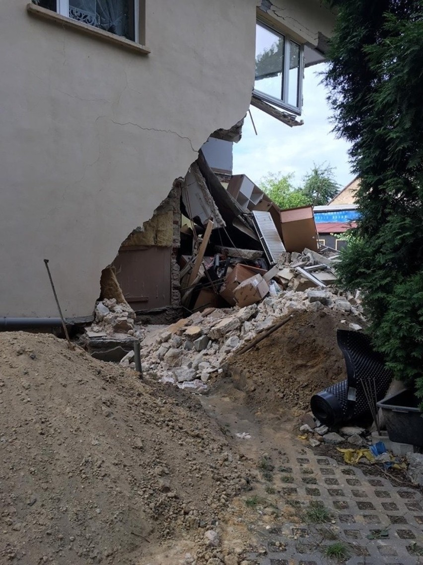 Zawaliła się ściana domu w Ożarowicach. Mężczyzna z łóżkiem spadł na parter