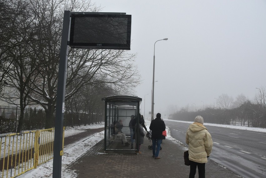 Jedna z tablic elektronicznych została ustawiona na...