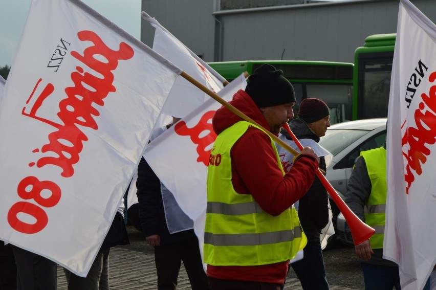 NSZZ Solidarność-80 protestowała przed siedzibą Adient...