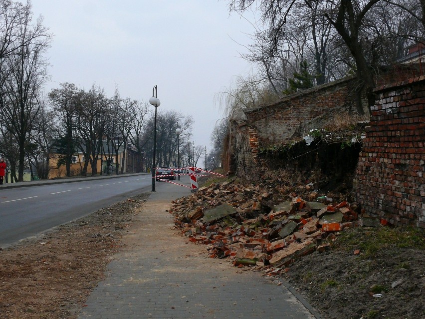 Zawalony mur przy Lubelskiej
