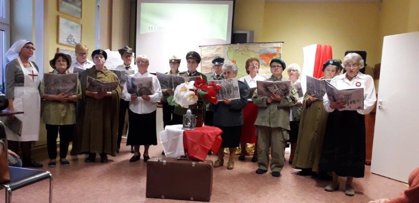 Seniorzy uczcili setną rocznicę odzyskania niepodległości [GALERIA ZDJĘĆ]