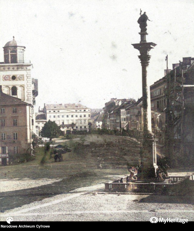 Ulica Krakowskie Przedmieście. Na pierwszym planie Kolumna Zygmunta, po lewej Kościół św. Anny. Rok 1864. To kolejne zdjęcie wykonane przez "ojca polskiej fotografii".
