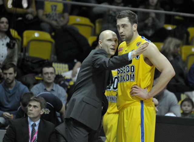 24.02.2012 gdynia tauron basket liga . pierwszy mecz ii etapu rozgrywek o mistrzostwo polski . mecz asseco prokom gdynia (zolte stroje) - anwil wloclawek (niebieskie stroje) na zdjeciu: andrzej adamek - pelniacy obowiazki i trenera asseco prokom gdynia oraz adam hrycaniuk (34) fot. przemek swiderski/polskapresse dziennik baltycki