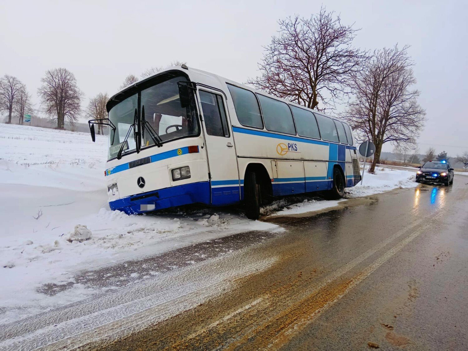 Wypadek autobusu w Wiewiórowie (gmina Dobryszyce). Było ślisko