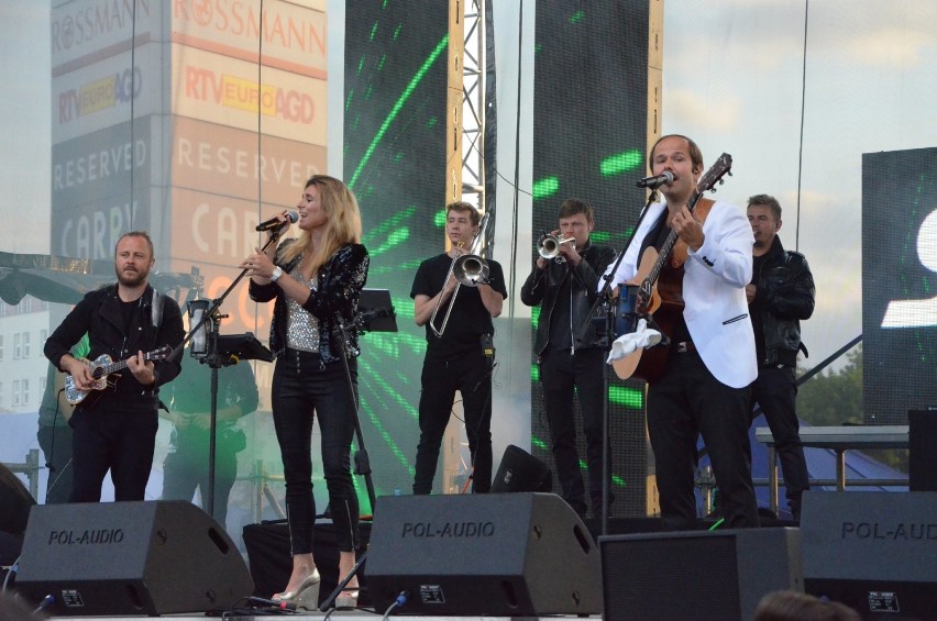 Koncert Sławomira rozpoczął Zabrze Summer Festival 2019. Tłumy ludzi pod Platanem. [NOWE ZDJĘCIA]