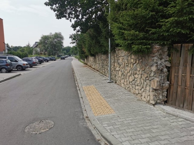 Ulica Profesora Geremka i mur niezgody, przez który ZDMK nie chce odebrać wybudowanej ulicy, wraz z miejscami parkingowymi i chodnikiem