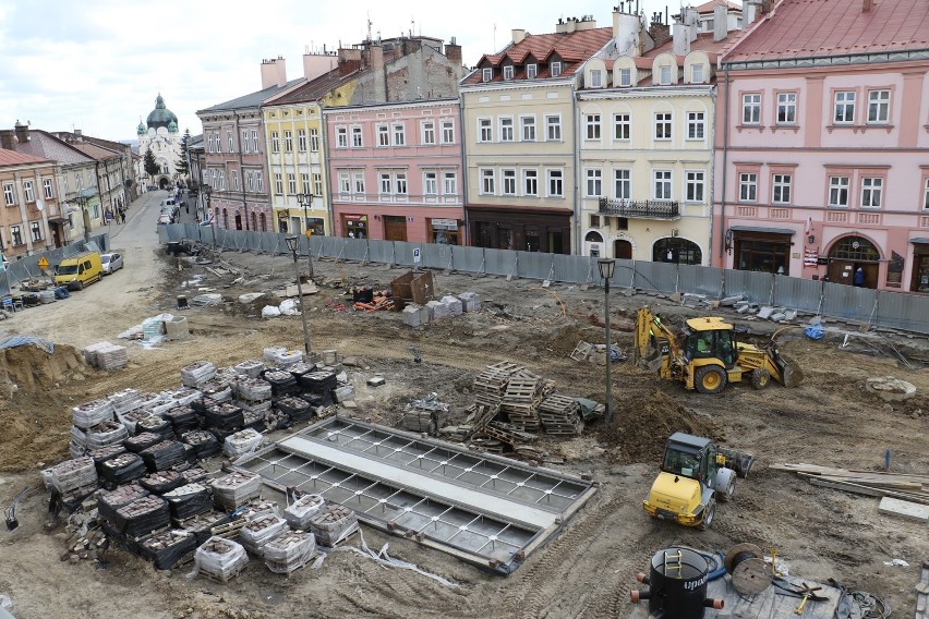 Trwa remont Rynku w Jarosławiu. Widać już nową płytę. Zobaczcie najnowsze zdjęcia!