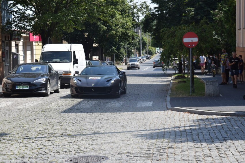 Piękne auta (przyjechało ich ok. 30) przyciągnęły na Plac Kościuszki wielu łęczycan