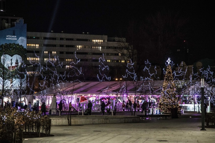 Lodowisko na Placu Europejskim 2018. Lodowe szaleństwo na warszawskim Manhattanie [ZDJĘCIA]