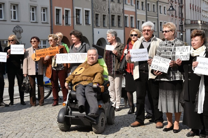 Manifestacja wspierająca nauczycieli na Legnickim Rynku [ZDJĘCIA]