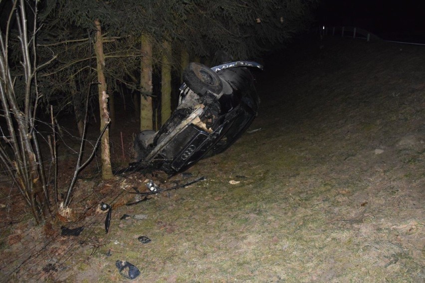 Auto wypadło z drogi dachowało w przydrożnym rowie