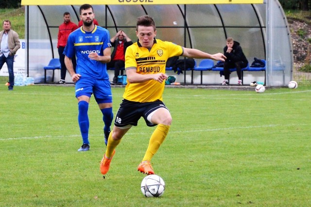 Marek Mizia (przy piłce) przeniósł się do Podhala Nowy Targ. Jesienią, w meczu wygranym przez Trzebinię nad Podhalem 4:1, strzelił jedną z bramek dla "żółto-czarnych"