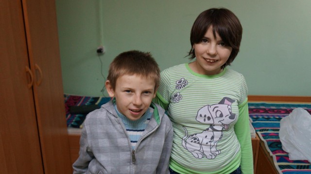 Basia i Konrad, rodzeństwo z gminy Rząśnia, mają za sobą skomplikowane operacje w zakopiańskiej klinice