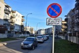 Kłopoty parkingowe mieszkańców Jagodna nie mają końca! Coraz więcej zakazów parkowania na osiedlach